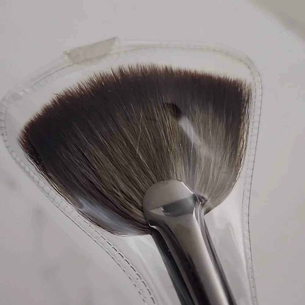 Morphe E60 Deluxe Highlighting Fan Brush